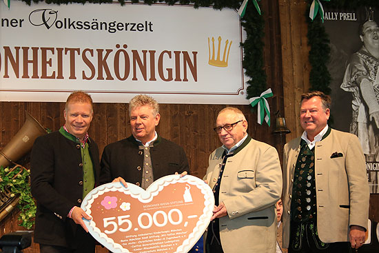 Scheck&uuml;bergabe der Schaustellerstiftung im Zelt Zur Sch&ouml;nheitsk&ouml;nigin (&copy;Foto: Martin Schmitz)